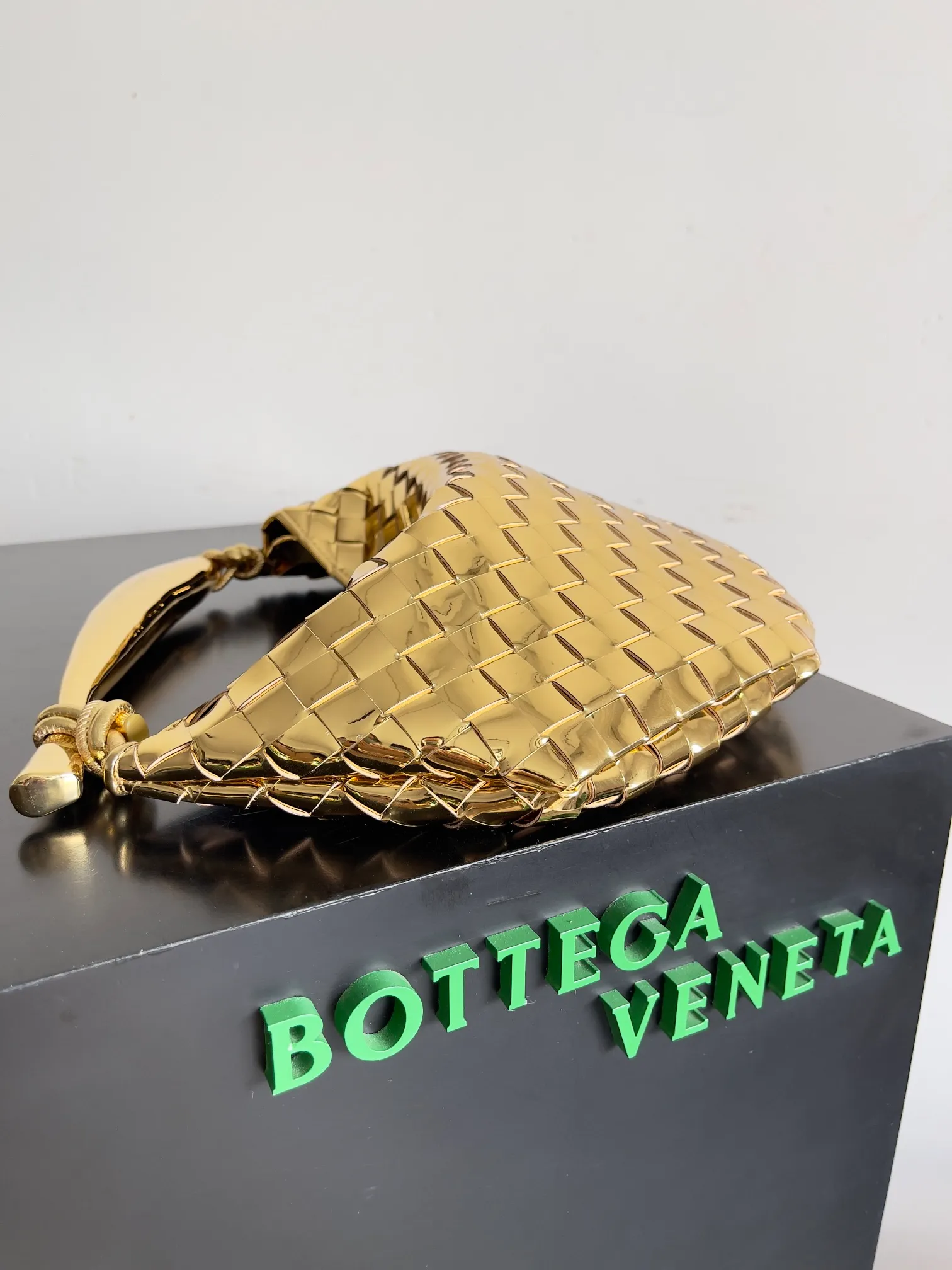 Batch 1860, ready to ship. Inspired by the 20th century modern sculptor Brancusi's work "Birds in the Sky". Muse brass handles, unique craftsmanship, make each handle unique, thus reflecting the precious sense of sculpture. Carrying Sardine in hand creates a high-end and modern look! The Sardine handbag uses Intrecciato weaving to highlight the inheritance of the brand's craftsmanship. The handle design forms a strong contrast and presents an artistic design concept. The finishing of the Muse brass decorative layer is completed by multiple processes. The exquisite craftsmanship makes each handle unique. Style number: 716082 Size: 36*3*24cm